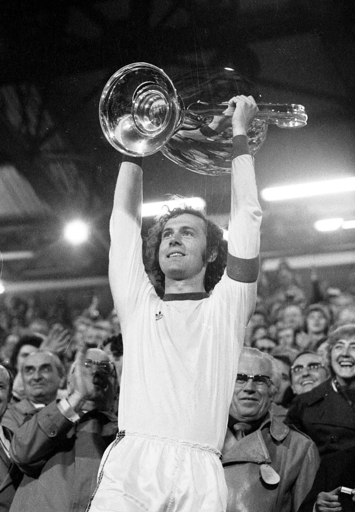 Der erste große internationale Triumph mit dem FC Bayern. Beckenbauer präsentiert 1974 den Fans den Europapokal der Landesmeister. Diesen Titel wird der FC Bayern in den darauffolgenden zwei Jahren verteidigen.