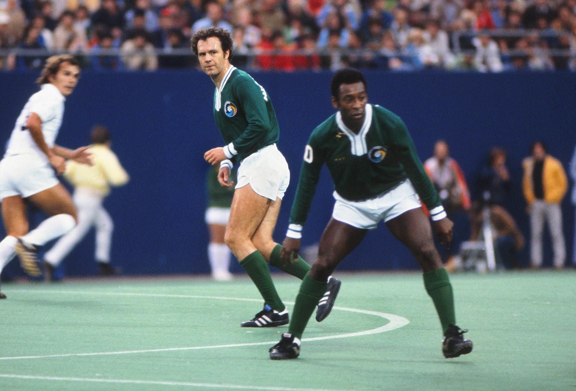 Bei New York Cosmos spielt Beckenbauer Seite an Seite mit Stars wie dem dreifachen brasilianischen Weltmeister Pelé.