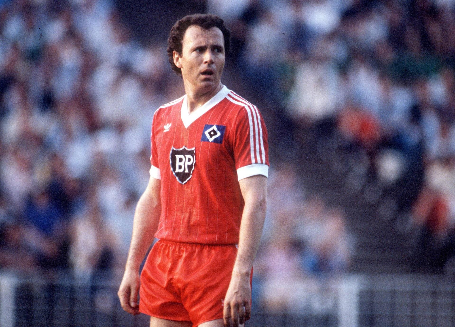 Etwas überraschend kehrt Beckenbauer 1980 in die Bundesliga zurück. Bevor er seine aktive Laufbahn 1982 beendet, holt Beckenbauer mit dem HSV seinen fünften deutschen Meistertitel. Im folgenden Jahr lässt er sich noch einmal zu einer letzten Saison bei Cosmos New York als Spieler überreden.