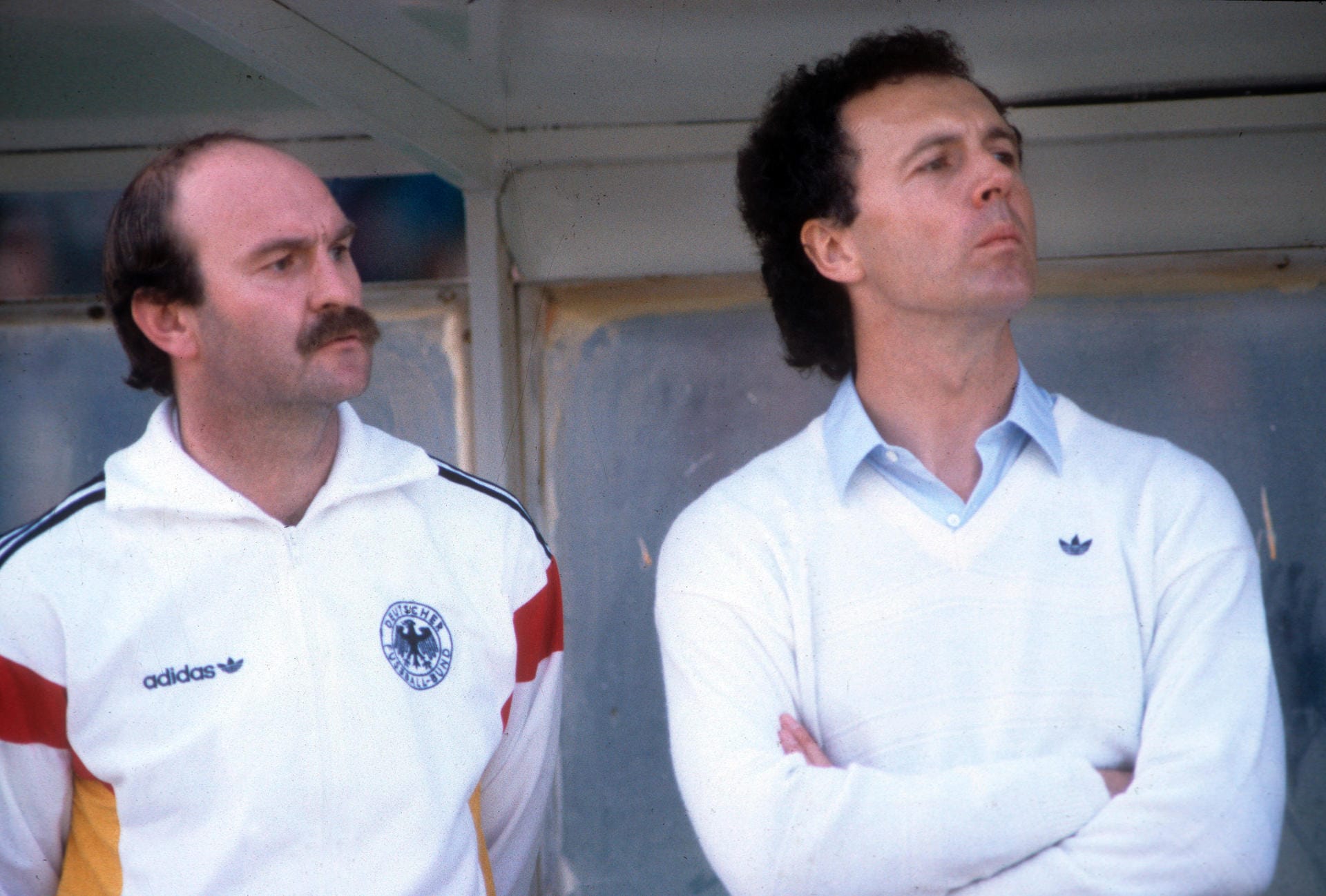 Vom Fußballplatz wechselt Beckenbauer 1984 auf die Trainerbank der deutschen Nationalmannschaft. Da Beckenbauer keinen Trainerschein besitzt, wird die Position des Teamchefs geschaffen. Der offizielle Bundestrainer heißt bei Beckenbauers Debüt Horst Köppel. Das erste Spiel verliert Beckenbauer gegen Argentinien mit 1:3.