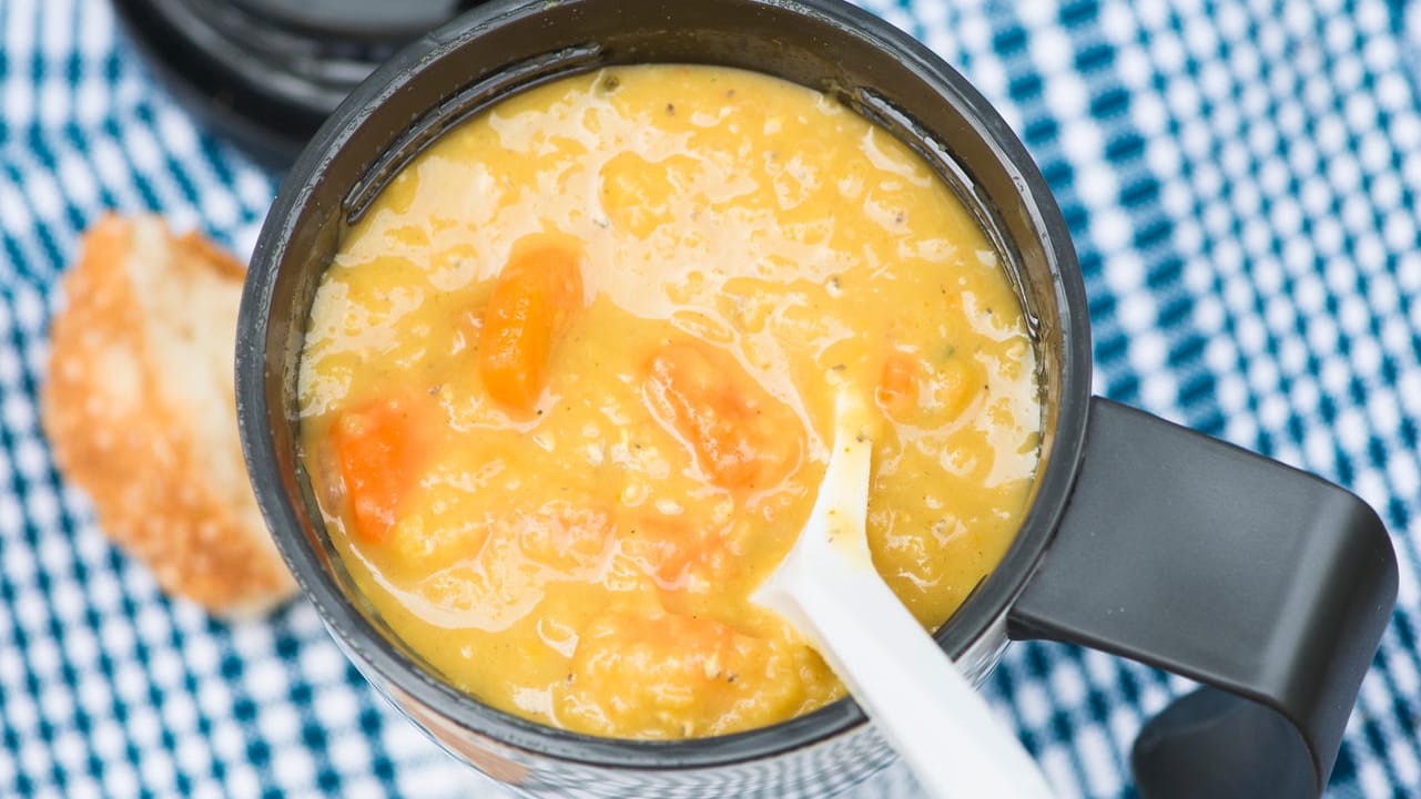 Linsensuppe: Gelbe Munglinsen und Gewürze wie Garam Masala und Ingwer machen diese Linsensuppe zu einem neuen Geschmackserlebnis.