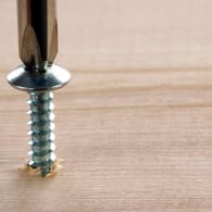 Heimwerken: Achten Sie auf die Verwendung des geeigneten Schraubendrehers sowie Schraube.