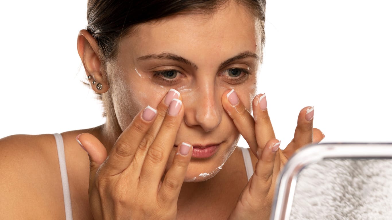 Eine Frau cremt ihr Gesicht ein: Es hängt vom Hautzustand und dem Hauttyp ab, wann man mit einer Antifaltencreme beginnen sollte.