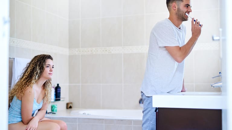 Intimität: Einige Paare haben kein Problem damit, vor ihrem Partner auf Toilette zu gehen.