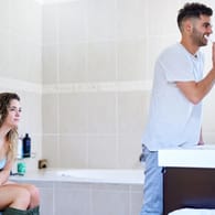 Intimität: Einige Paare haben kein Problem damit, vor ihrem Partner auf Toilette zu gehen.