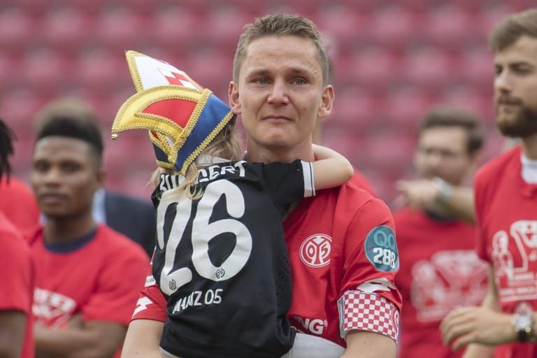 Niko Bungert (2008 - 2019): Die Fans verabschiedeten Niko Bungert mit Standing Ovations. 218 Spiele machte der Innenverteidiger für Mainz 05. Jetzt ist Bungert Trainee in der Geschäftsstelle des FSV.