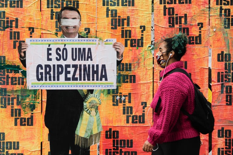 "Es ist nur eine kleine Grippe", steht auf dem Plakat, das Brasiliens Präsident Jair Bolsonaro in diesem Graffito in Sao Paulo hochhält. Der Rechtsextremist hatte die Gefahr des Virus von Beginn an heruntergespielt. Bislang starben mehr als 596.100 Brasilianer an Covid-19, insgesamt haben sich mehr als 21,3 Millionen infiziert.