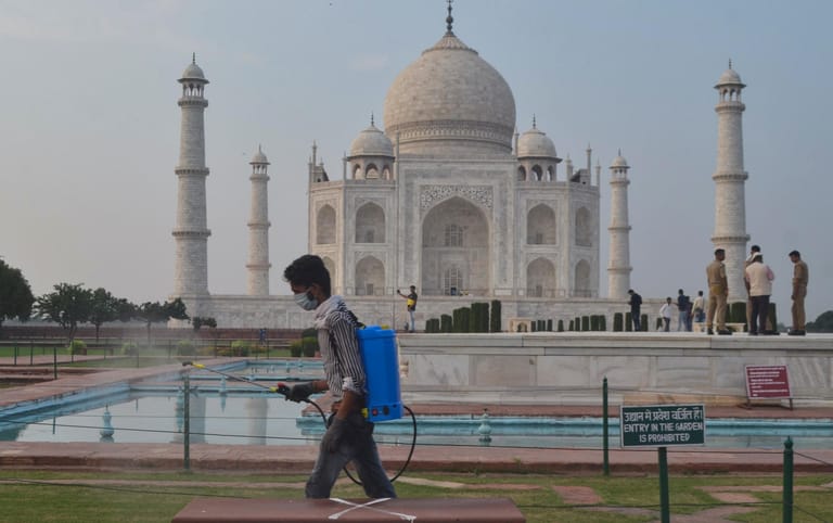 Ein Mann versprüht Desinfektionsmittel vor dem Taj Mahal im indischen Agra: Das Mausoleum war in der Corona-Krise ein halbes Jahr geschlossen. Mit mehr als 33,7 Millionen Infektionen und mehr als 448.000 Todesopfern ist Indien eines der am schwersten von der Pandemie getroffenen Länder.