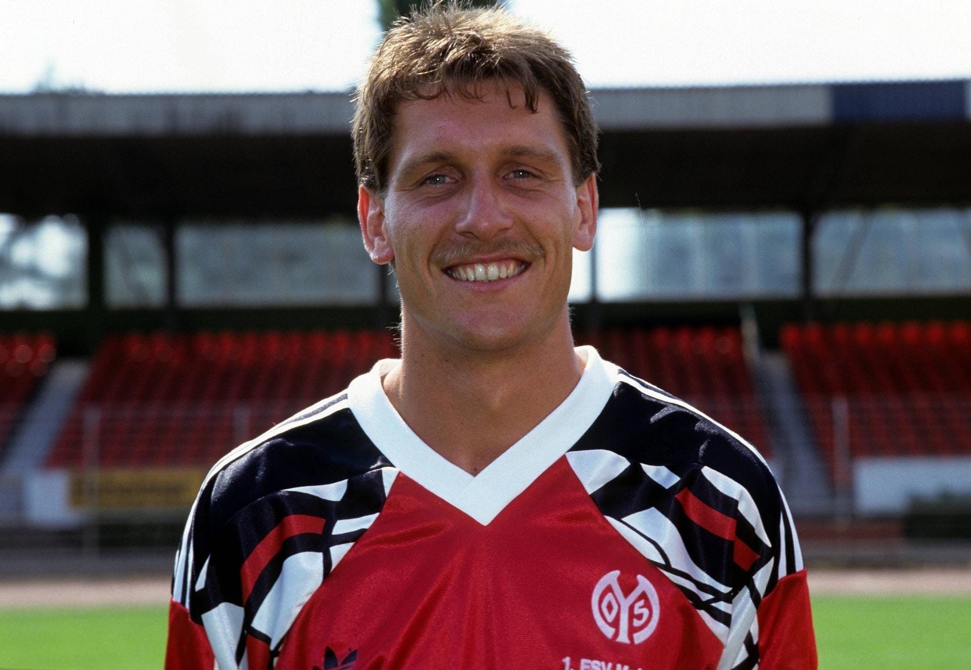 Michael Müller (1985 - 2000): Michael Müller spielte fast seine gesamte Karriere bei Mainz 05. Der Libero legte in den 90er-Jahren einen kurzen Zwischenstopp bei Wehen Wiesbaden ein. 1995/96 gehörte er zu den "Nicht-Abstiegs-Helden" und sagte zu der Zeit "So viel bin ich in meinem Leben nicht gelaufen". Müller arbeite nach seiner aktiven Karriere als Co-Trainer beim SV Wehen und bei unterklassigen Vereinen.