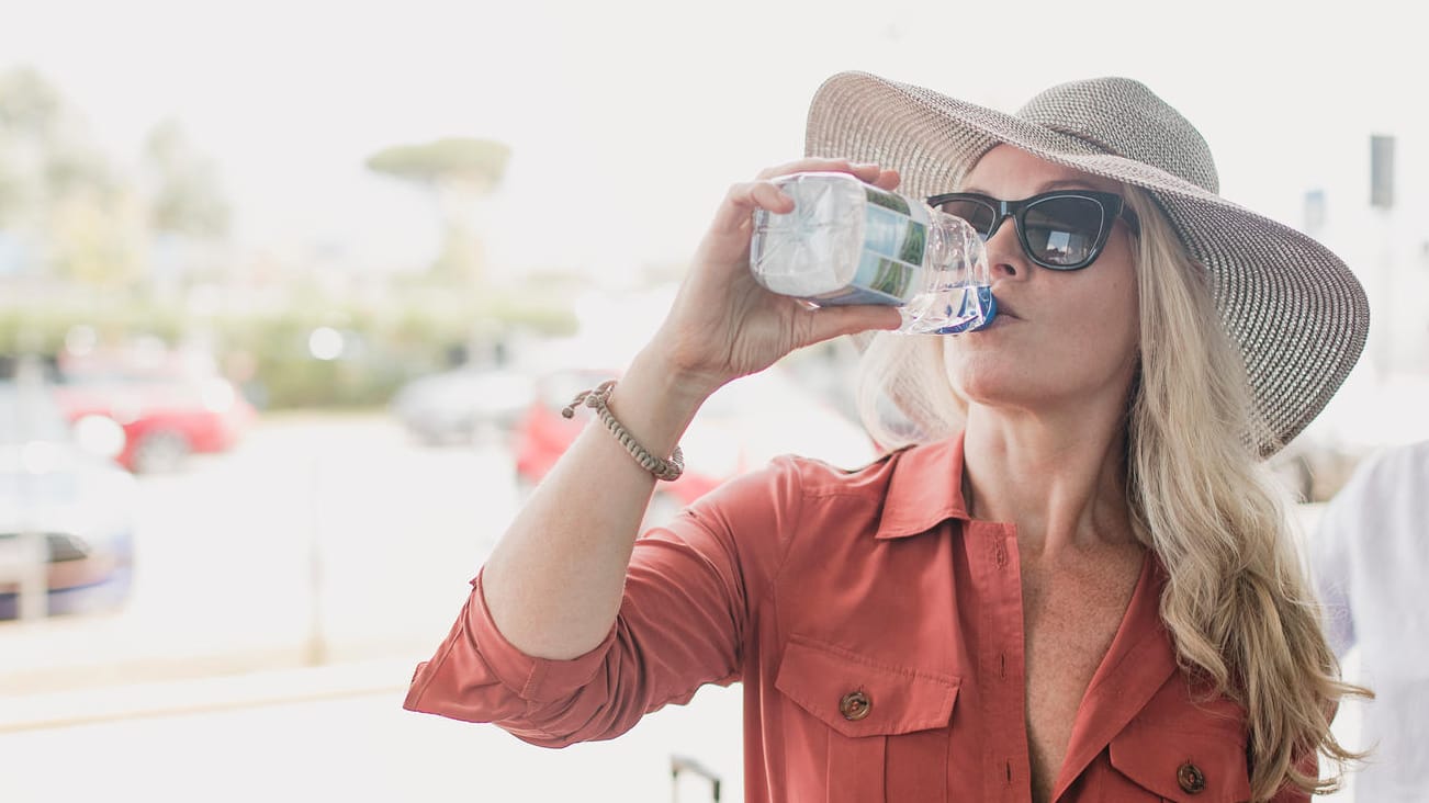 Wasser trinken: In einigen Urlaubsländern sollten Sie kein Wasser aus der Leitung trinken. (Symbolbild)