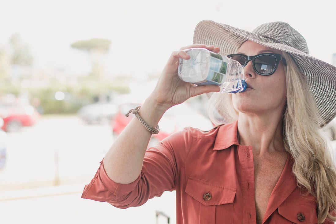 Wasser trinken: In einigen Urlaubsländern sollten Sie kein Wasser aus der Leitung trinken. (Symbolbild)