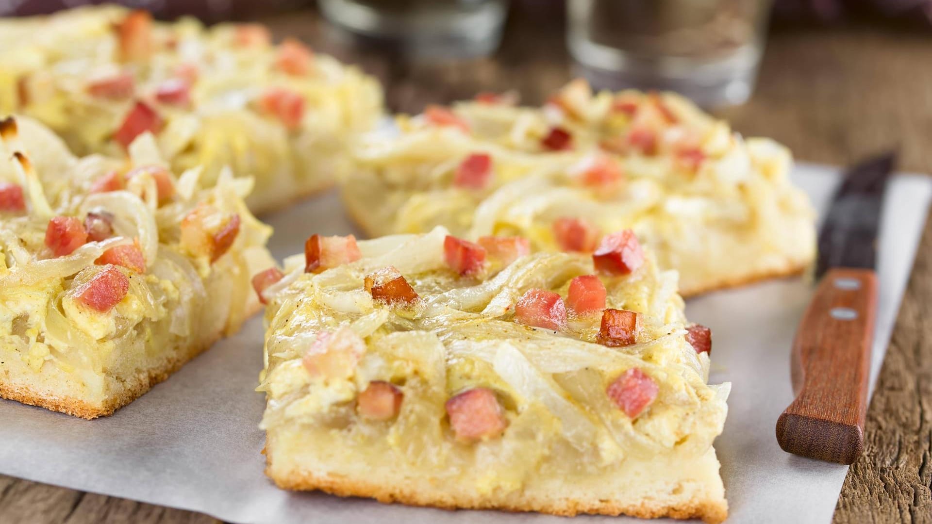 Zwiebelkuchen vom Blech: Das klassische deutsche Gericht gehört einfach zum Herbst.