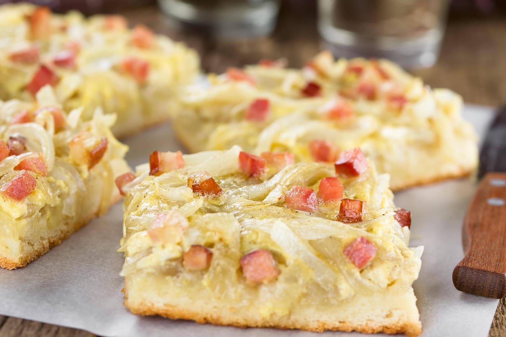 Zwiebelkuchen vom Blech: Das klassische deutsche Gericht gehört einfach zum Herbst.