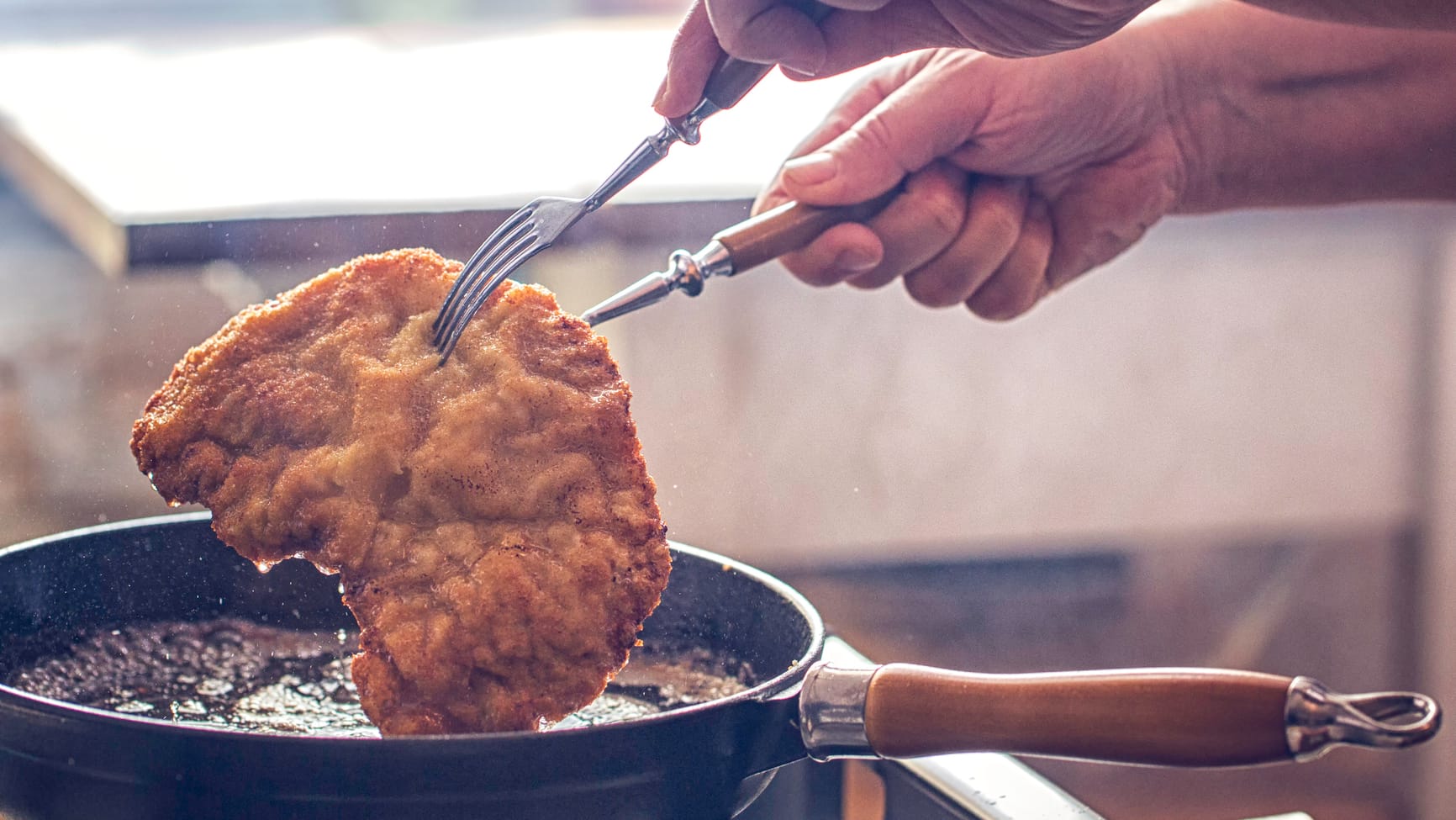 Schnitzel braten: Die Pfanne muss die richtige Temperatur haben.