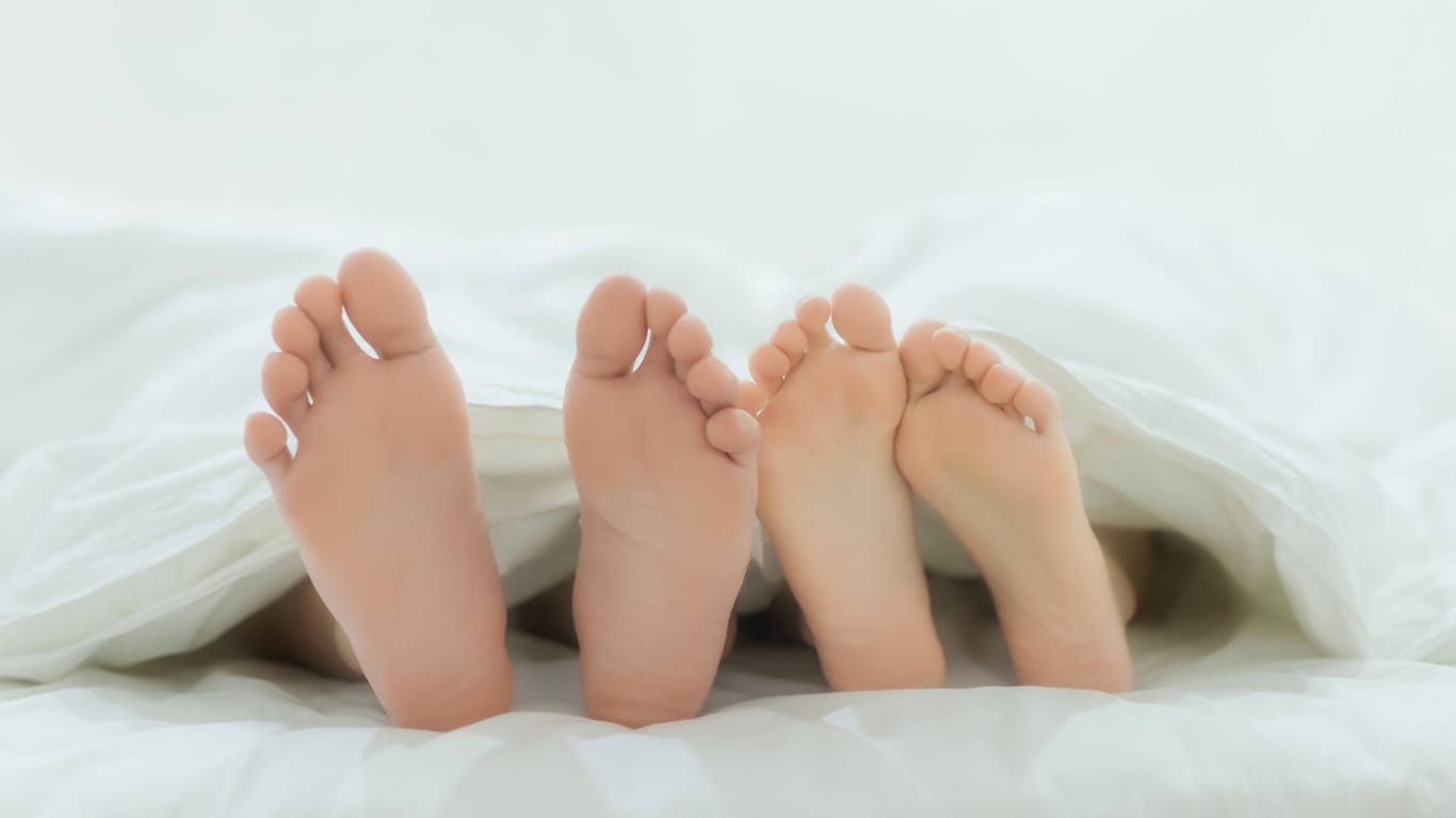 Frische Bettwäsche: Wie oft Sie Ihr Bettzeug waschen sollten, hängt auch von Ihren individuellen Schlafgewohnheiten ab.