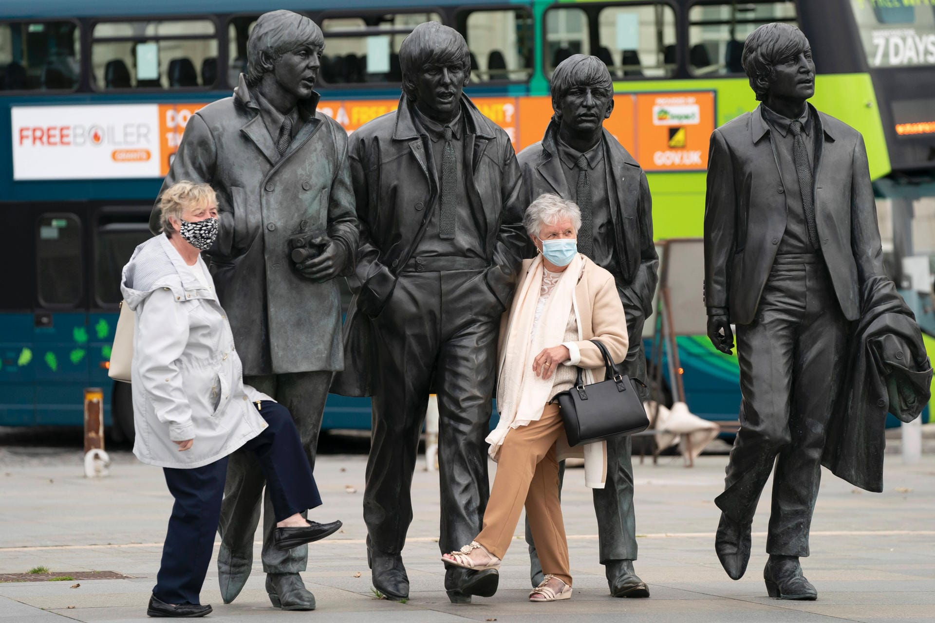 Sichere Begrüßung an der Beatles-Statue in Liverpool: Zu Beginn der Pandemie grassierte das Virus in Großbritannien wie nirgends in Europa. Mehr als 136.900 Menschen starben, mehr als 7,8 Millionen infizierten sich bisher. Zuletzt wurde in Großbritannien eine Virus-Mutation entdeckt. Die Variante B.1.1.7 ist womöglich ansteckender als das bisherige Coronavirus.