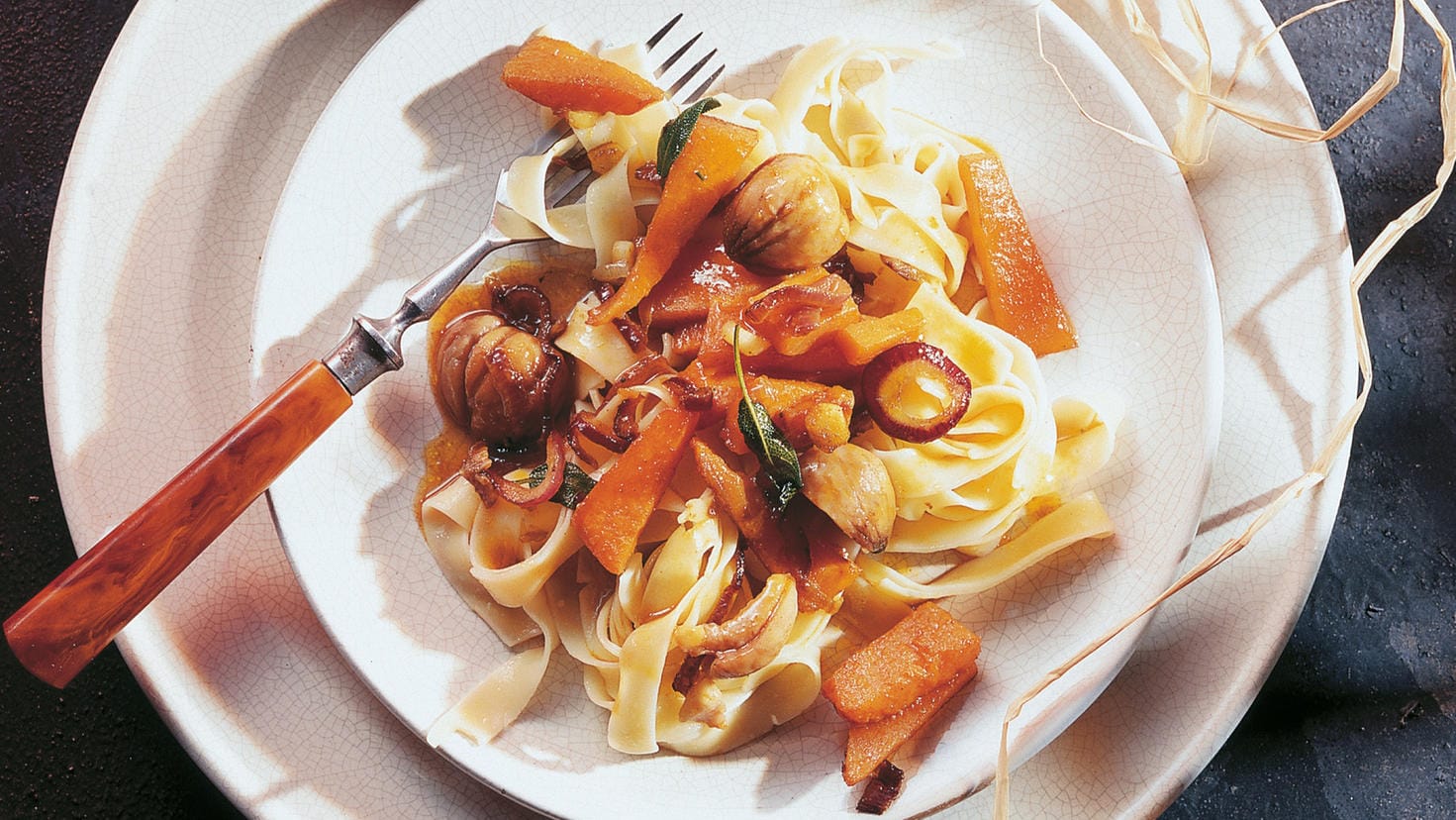 Maronengericht: Aus Esskastanien und Kürbis lässt sich eine leckere Nudelsoße kochen.