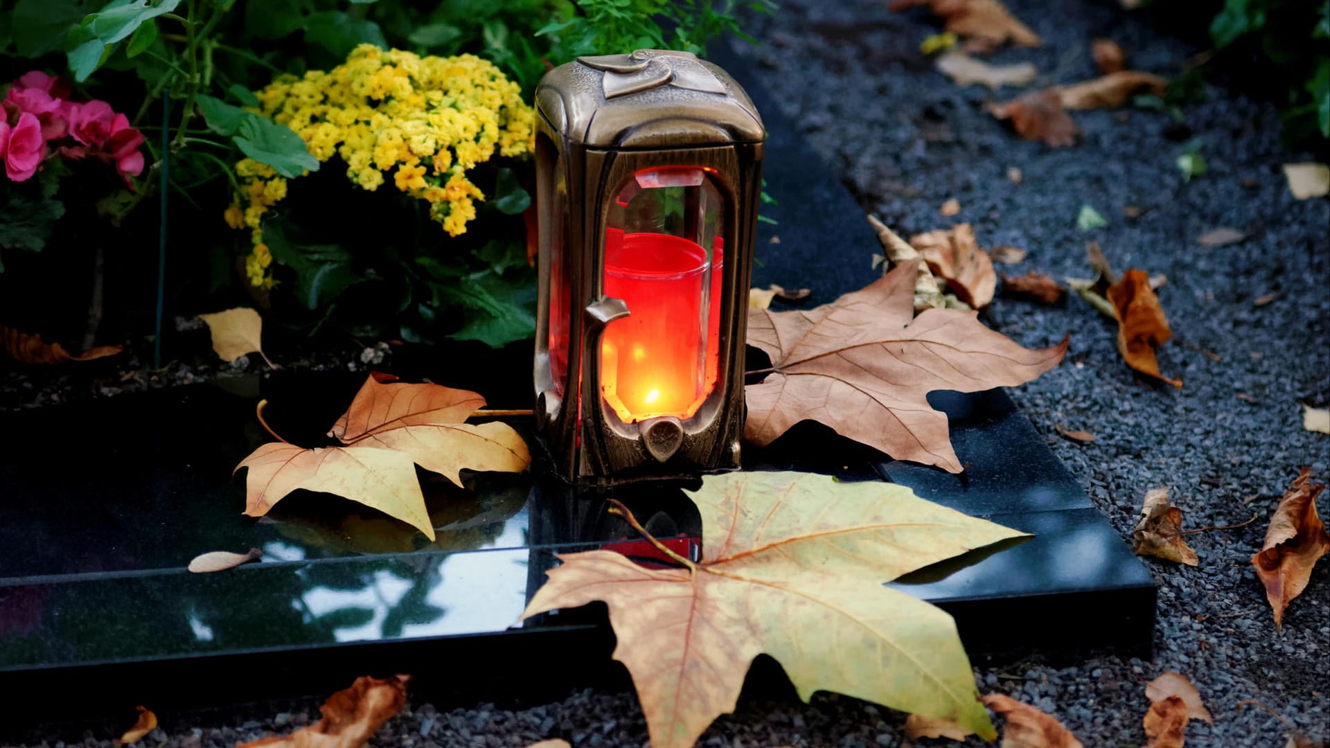 Grave light with autumn leaves