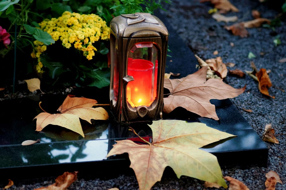 Grave light with autumn leaves