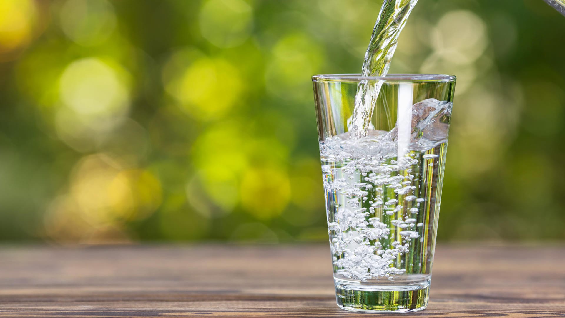 Wer abnehmen möchte, sollte viel trinken. Gerade Mineralwasser eignet sich, um einen knurrenden Magen zu dämpfen. Ein großes Glas Wasser am Morgen entgiftet den Körper und verhindert Heißhunger. Wer viel trinkt, sorgt nämlich für ein Völlegefühl und isst automatisch weniger.