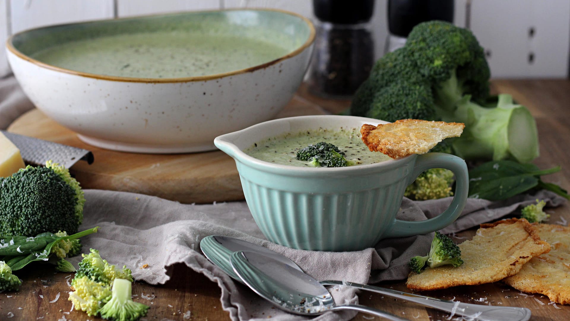 Brokkolisuppe: Sie punktet mit dem Gegensatz zwischen cremig-zarter Textur und dem Biss in den knusprigen Parmesan-Chips.