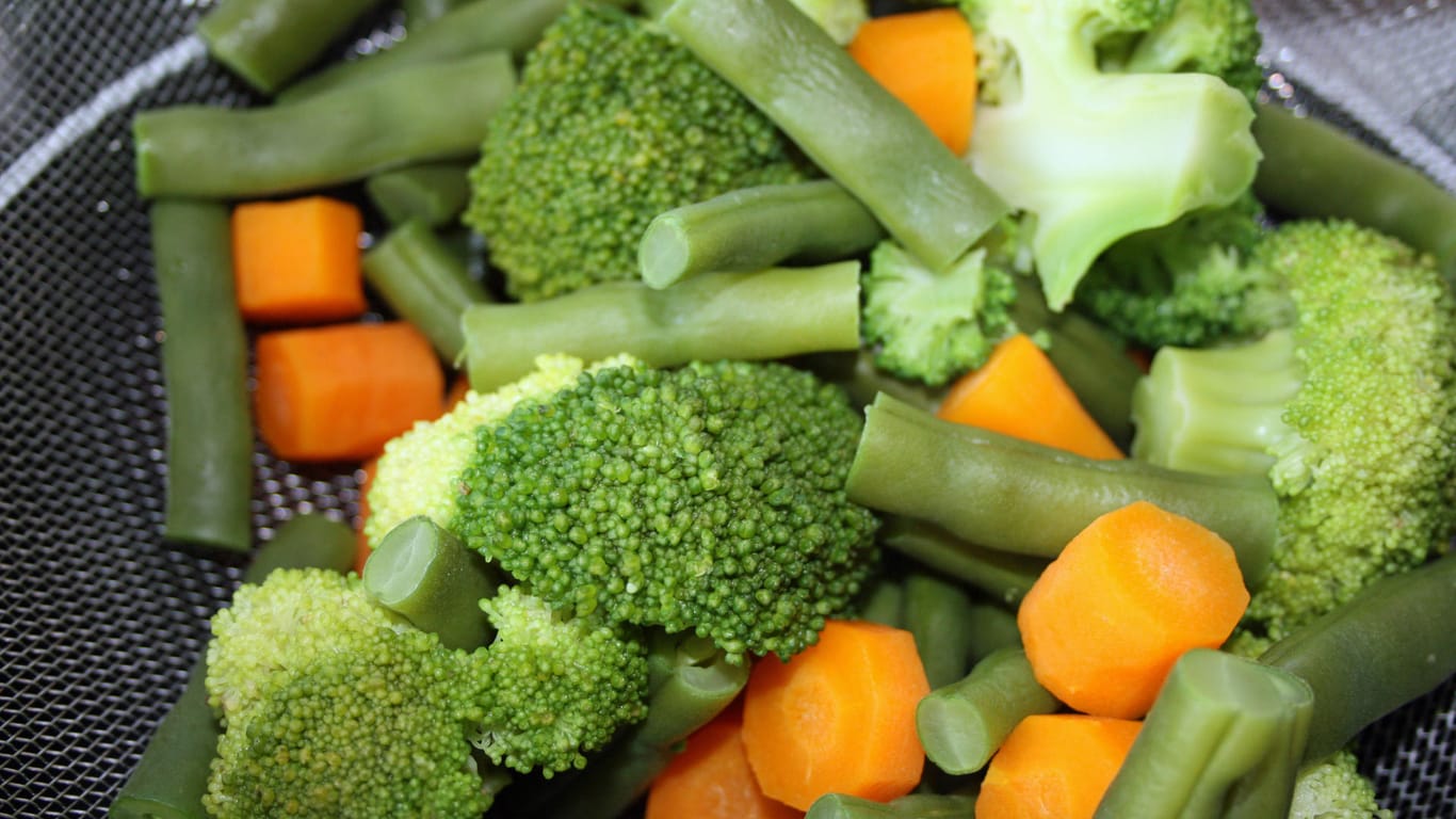 Gemüsepfanne: Neben Broccoli, Möhren gehören auch grüne Bohnen dazu.