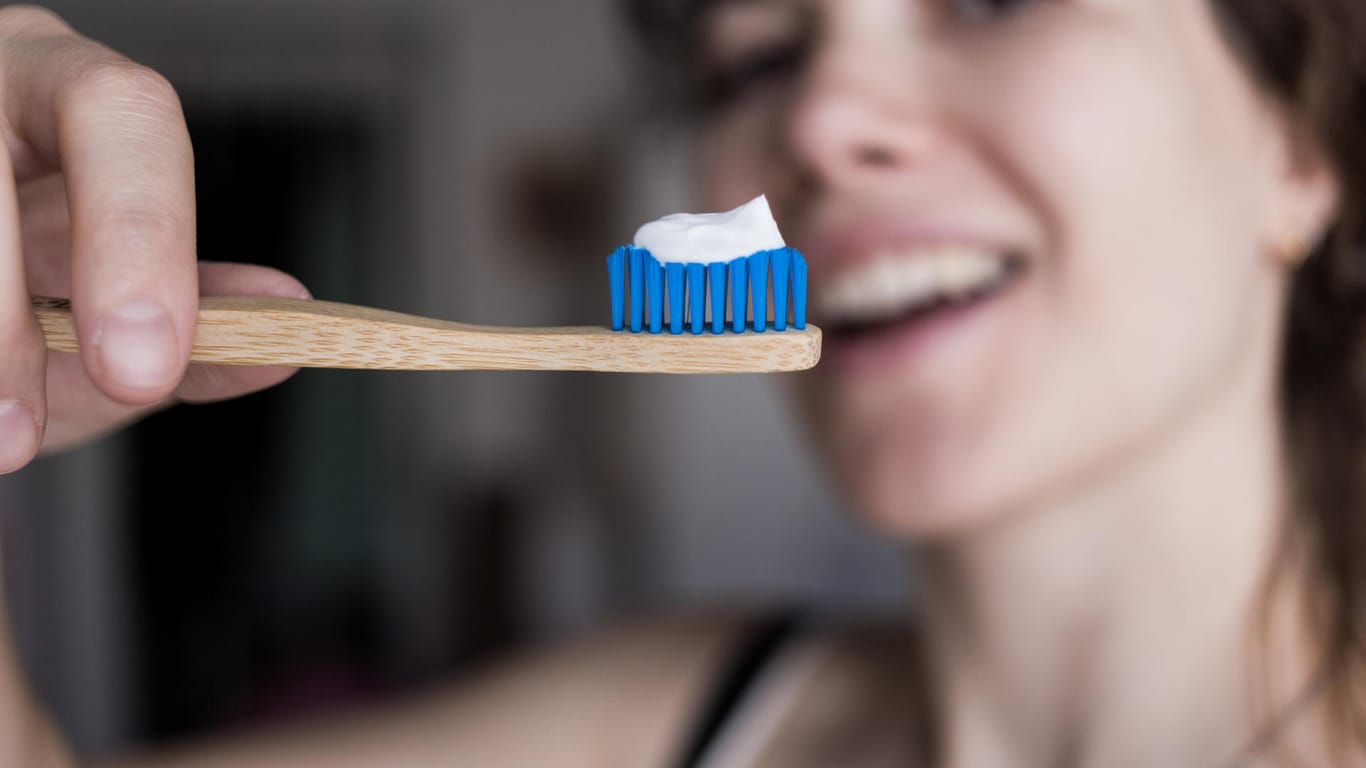 Zahnhygiene: Putzen Sie direkt nach dem Essen Ihre Zähne, kann dies dem Zahnschmelz schaden.