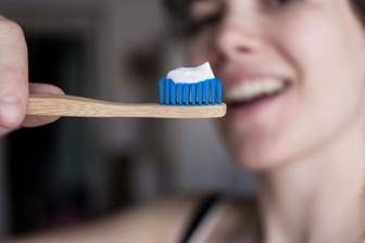 Zahnhygiene: Putzen Sie direkt nach dem Essen Ihre Zähne, kann dies dem Zahnschmelz schaden.