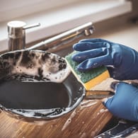 Abwaschen: Nicht alle Pfannen sollten mit dem Spülschwamm gereinigt werden.
