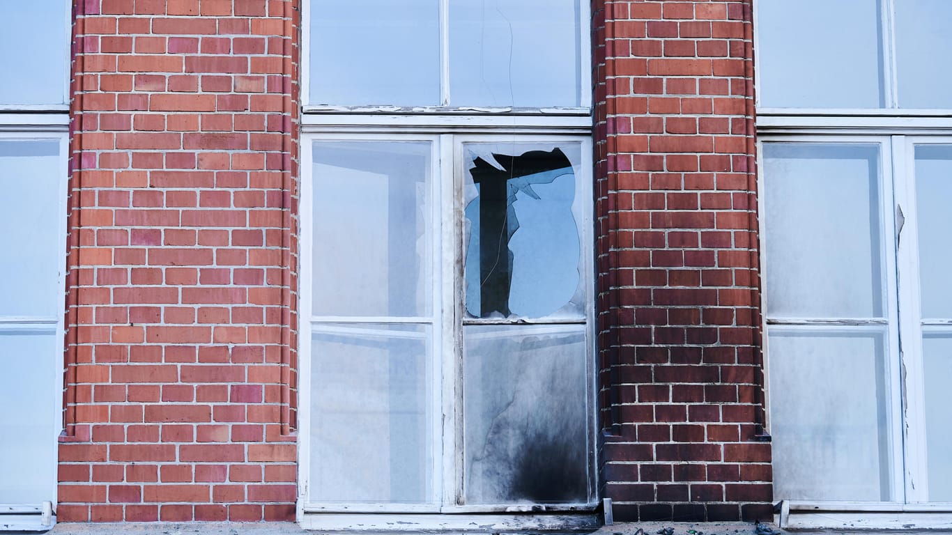 Eine zerbrochene Fensterscheibe und Rußspuren am Gebäude des Robert Koch-Instituts in der General-Pape-Straße: Auch Institutionen sind Ziel der Corona-Leugner.