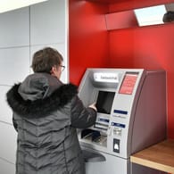 Frau am Geldautomat (Symbolbild): Spätestens beim Geldabheben fällt auf, wenn die Karte verloren wurde.