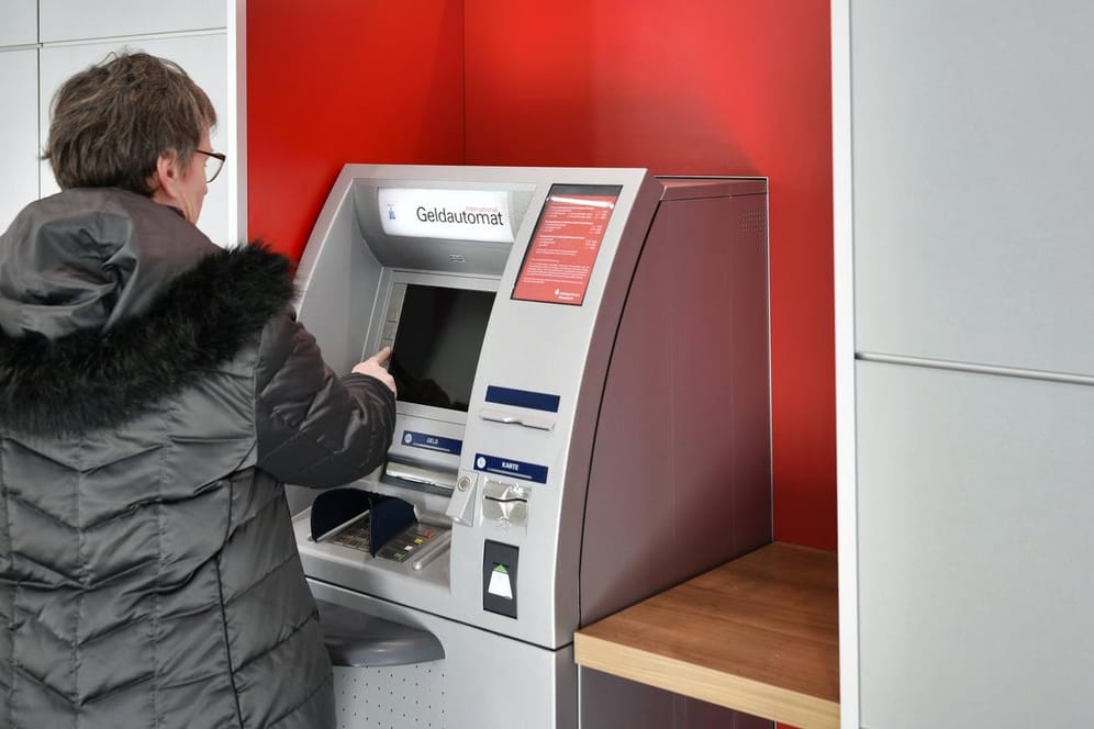 Frau am Geldautomat (Symbolbild): Spätestens beim Geldabheben fällt auf, wenn die Karte verloren wurde.