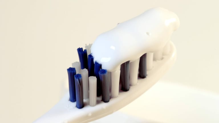 Zahnpasta: Wenn kein anderes Material vorhanden ist, hilft auch weiße Zahncreme.