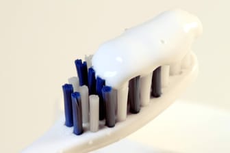 Zahnpasta: Wenn kein anderes Material vorhanden ist, hilft auch weiße Zahncreme.