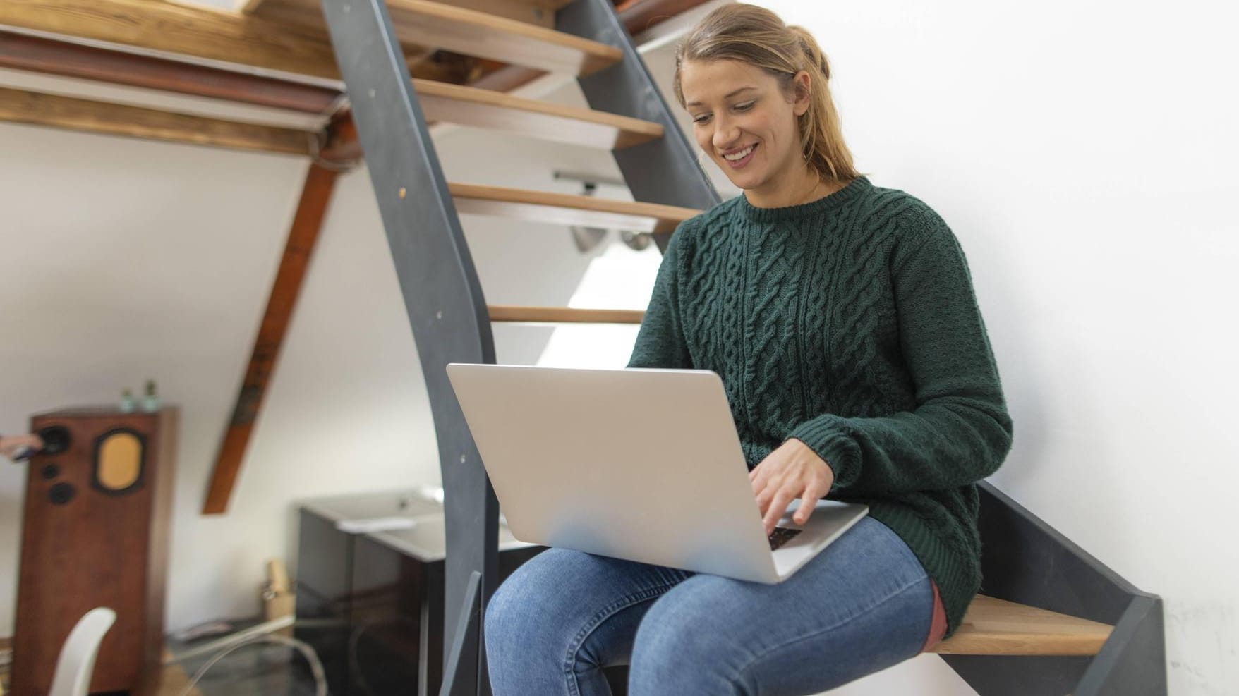 Junge Frau am Computer (Symbolbild): Studenten können sich entscheiden, ob sie sich gesetzlich oder privat versichern lassen.