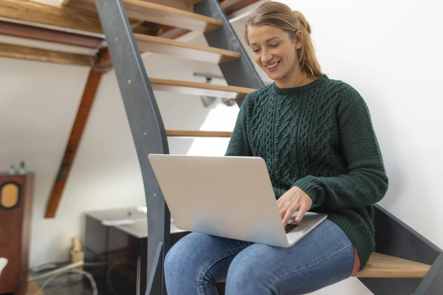 Junge Frau am Computer (Symbolbild): Studenten können sich entscheiden, ob sie sich gesetzlich oder privat versichern lassen.