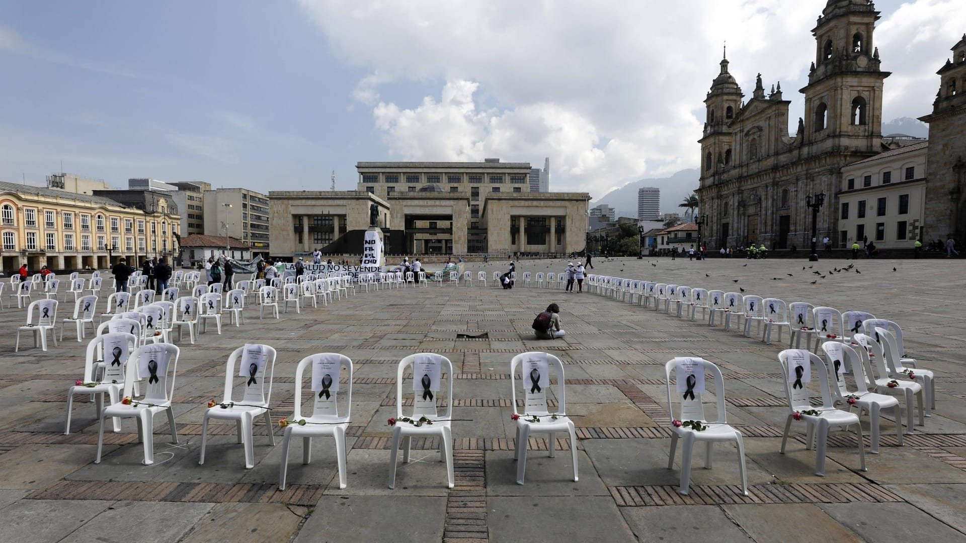 Gesundheitsarbeiter gedenken im Zentrum von Bogotá ihren Kollegen, die an Covid-19 gestorben sind: Die Corona-Krise hat Kolumbien heftig getroffen – sowohl gesundheitlich als auch wirtschaftlich. Das Land erlebt die erste Rezession seit mehr als 20 Jahren. Mehr als 4,9 Millionen Kolumbianer haben sich infiziert, mehr als 126.200 sind gestorben.