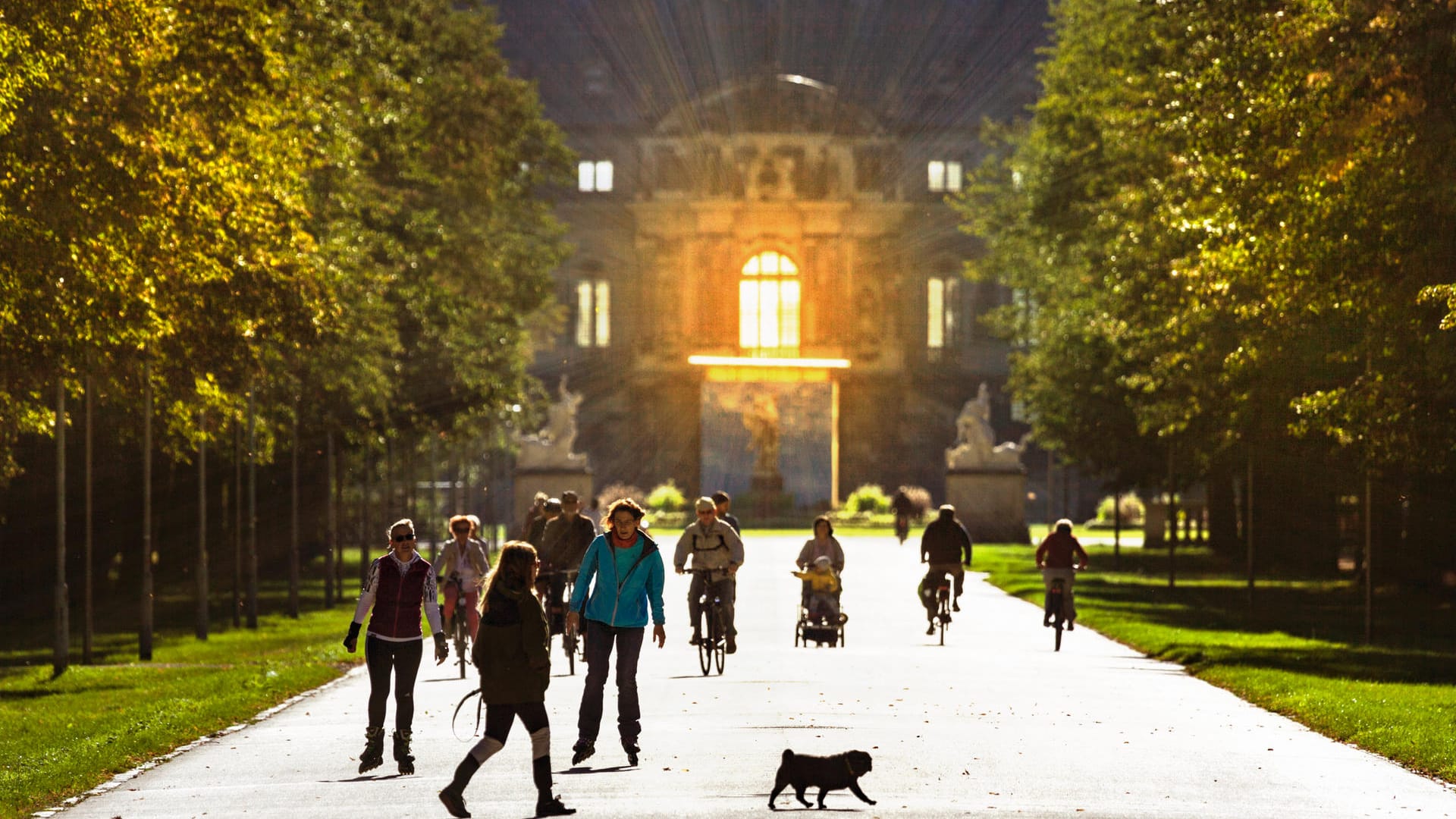 Großer Garten Dresden: Bei schönem Wetter treffen häufig auch im Freien viele Menschen aufeinander und das Infektionsrisiko steigt.