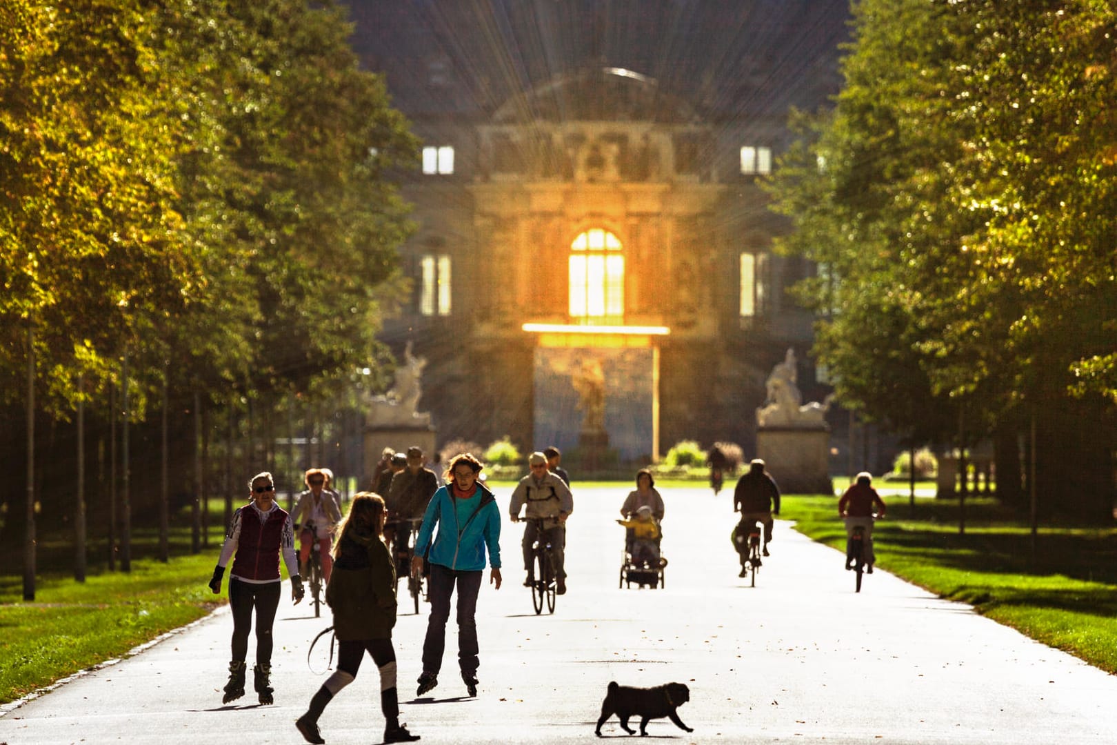 Großer Garten Dresden: Bei schönem Wetter treffen häufig auch im Freien viele Menschen aufeinander und das Infektionsrisiko steigt.