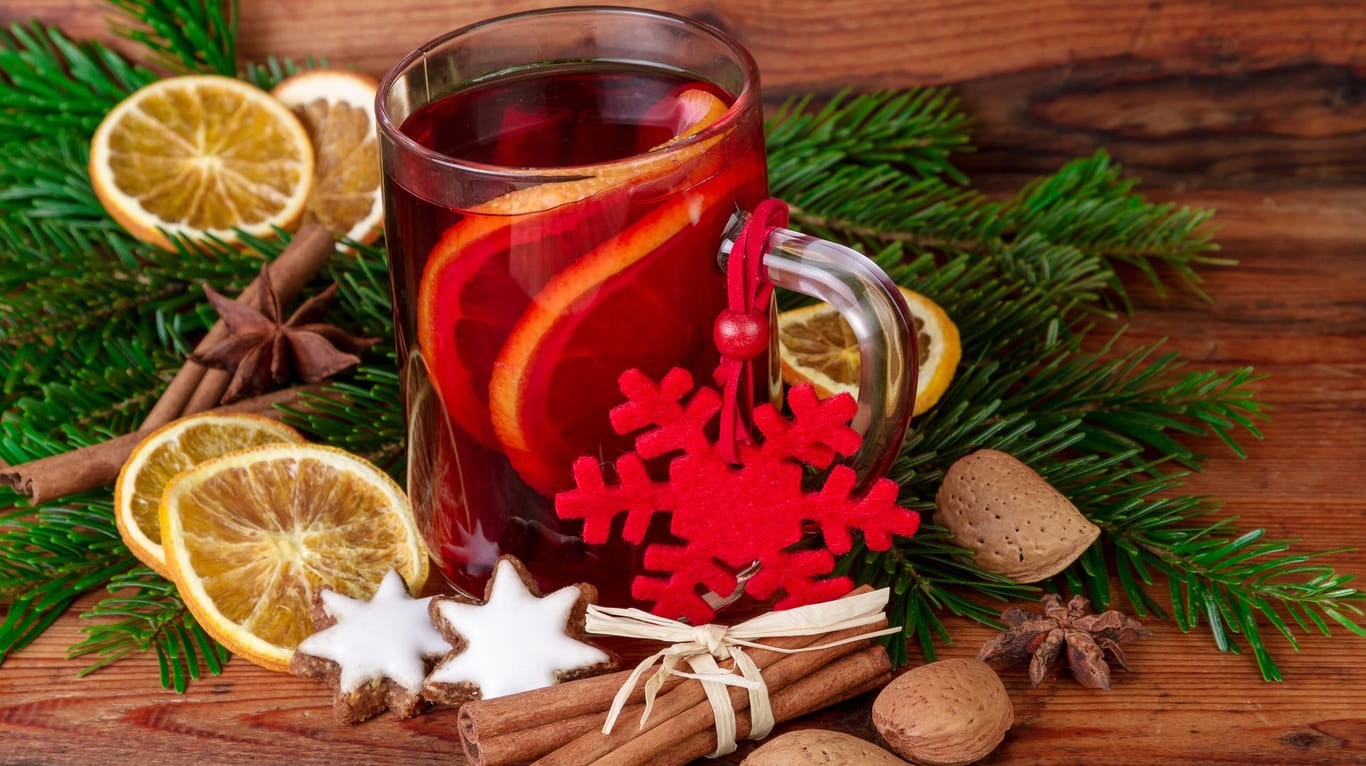Weihnachtspunsch: Der Klassiker wird mit Rotwein und Rum gemacht.