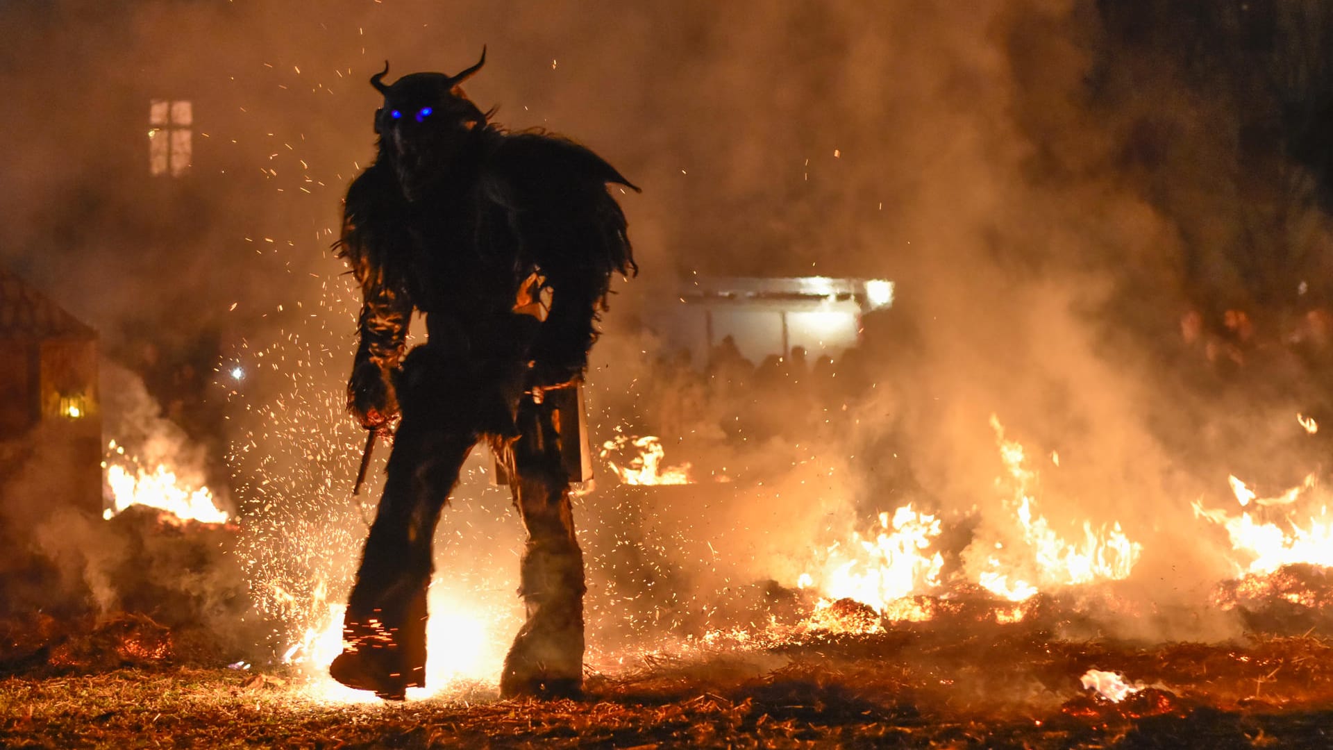 Krampus: Er hat meist ein zotteliges Fell, Hörner und eine Angst einflößende Fratze.