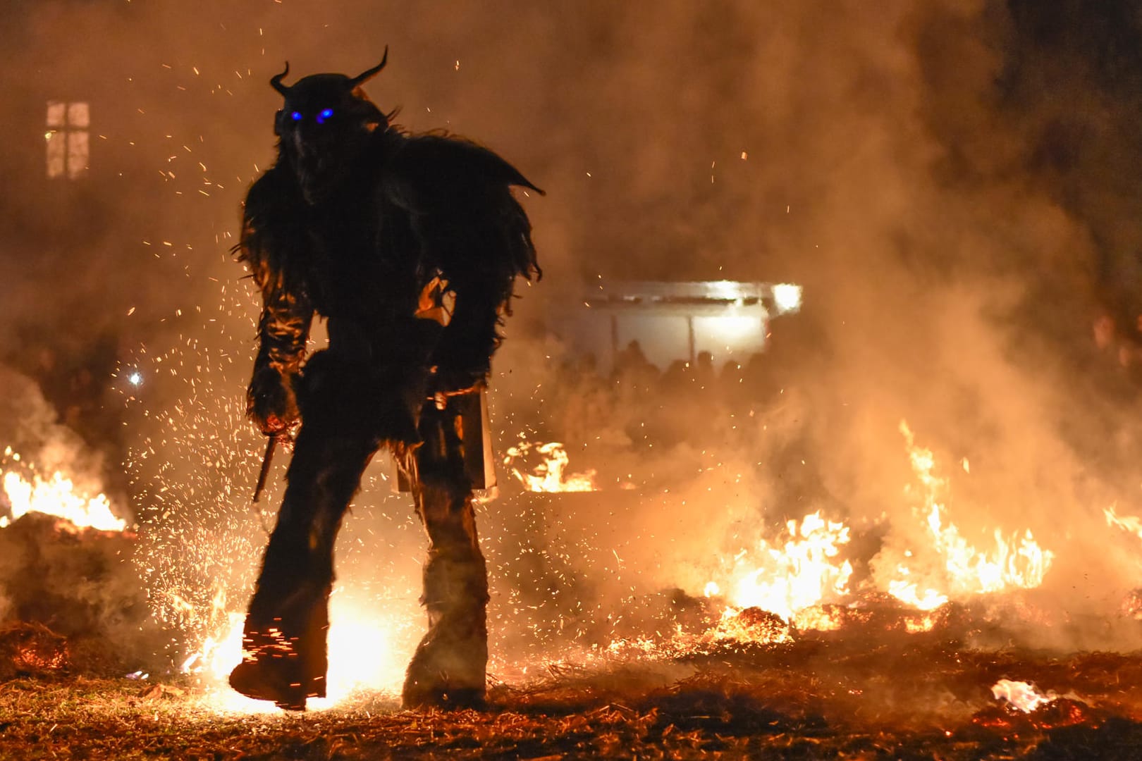 Krampus: Er hat meist ein zotteliges Fell, Hörner und eine Angst einflößende Fratze.