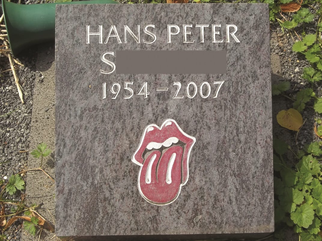 Rolling-Stones-Grabstein: Die weltbekannte rote Zunge ist das Markenzeichen von Rolling Stones Records. Gut möglich, dass der Verstorbene ein Fan der englischen Rockband war.