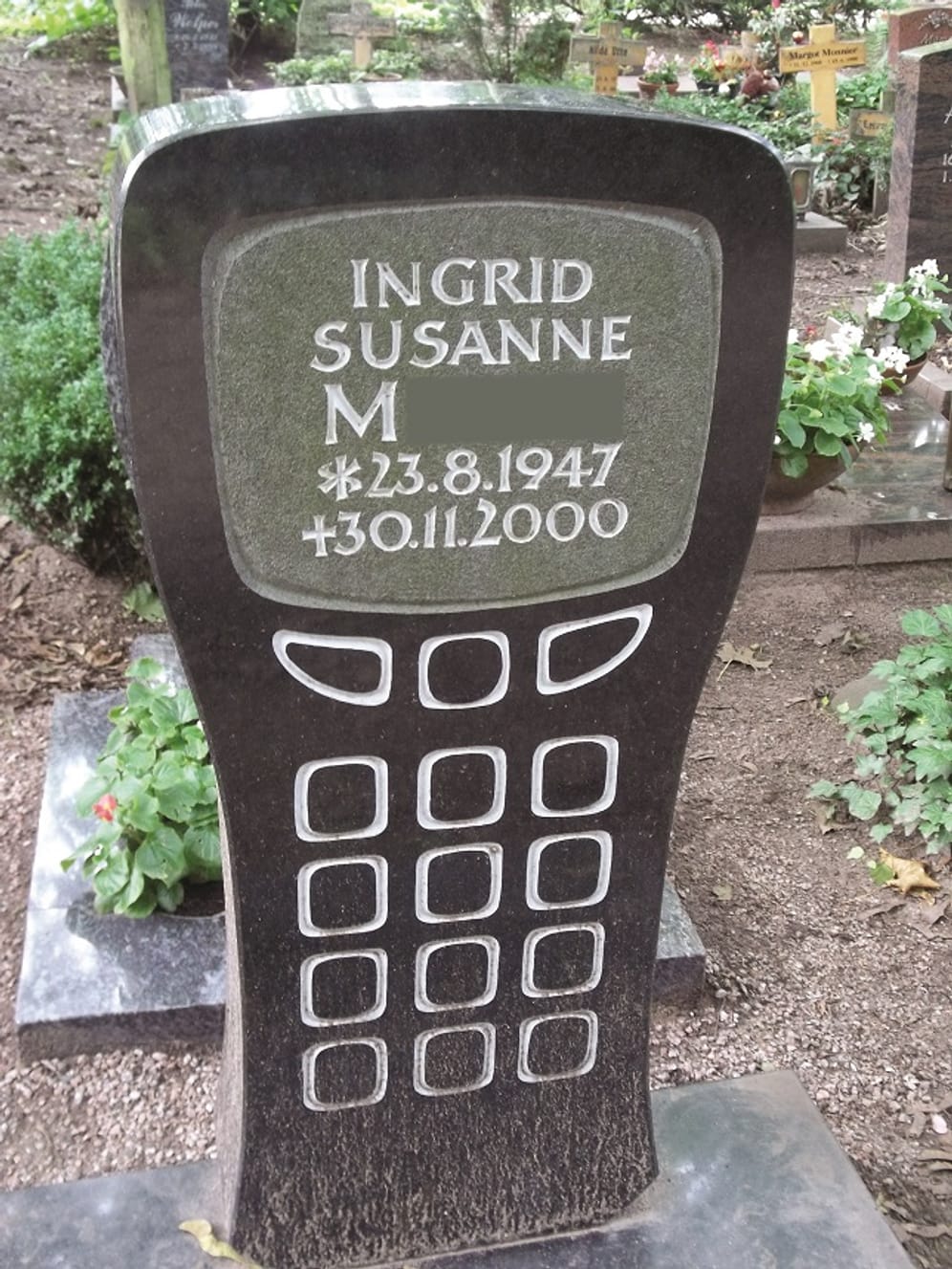 Handy-Grabstein: Der Form eines Mobiltelefons aus den frühen 2000er-Jahren ist dieses Grabmal nachgebildet.