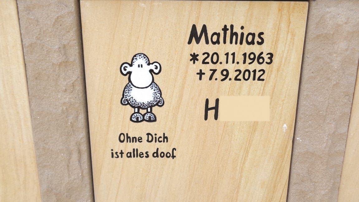 "Ohne Dich ist alles doof": Ausgedacht hat sich das Motiv ursprünglich eine deutsche Geschenkartikel-Firma. Es steht auf vielen Merchandising-Produkten – und auf einem Grabmal.