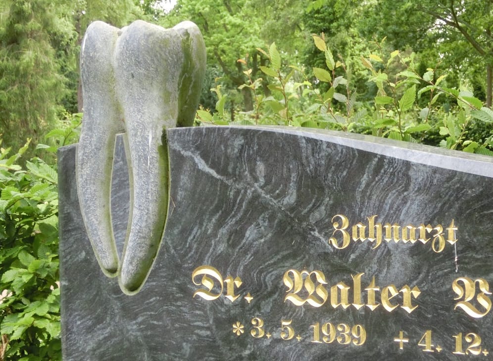 Backenzahn-Grabstein: Die goldene Inschrift verrät bereits, dass der Tote im Leben einst Zahnarzt war.