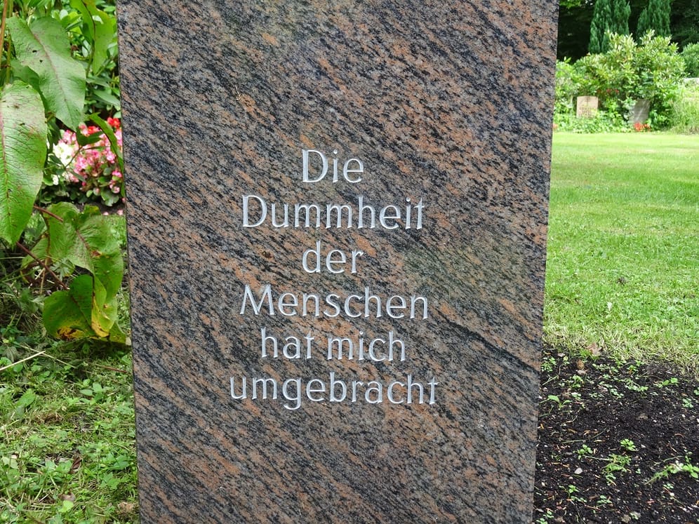 "Die Dummheit der Menschen hat mich umgebracht": Man findet den Grabstein auf dem Friedhof Ohlsdorf, einem Stadtteil im Bezirk Hamburg-Nord.