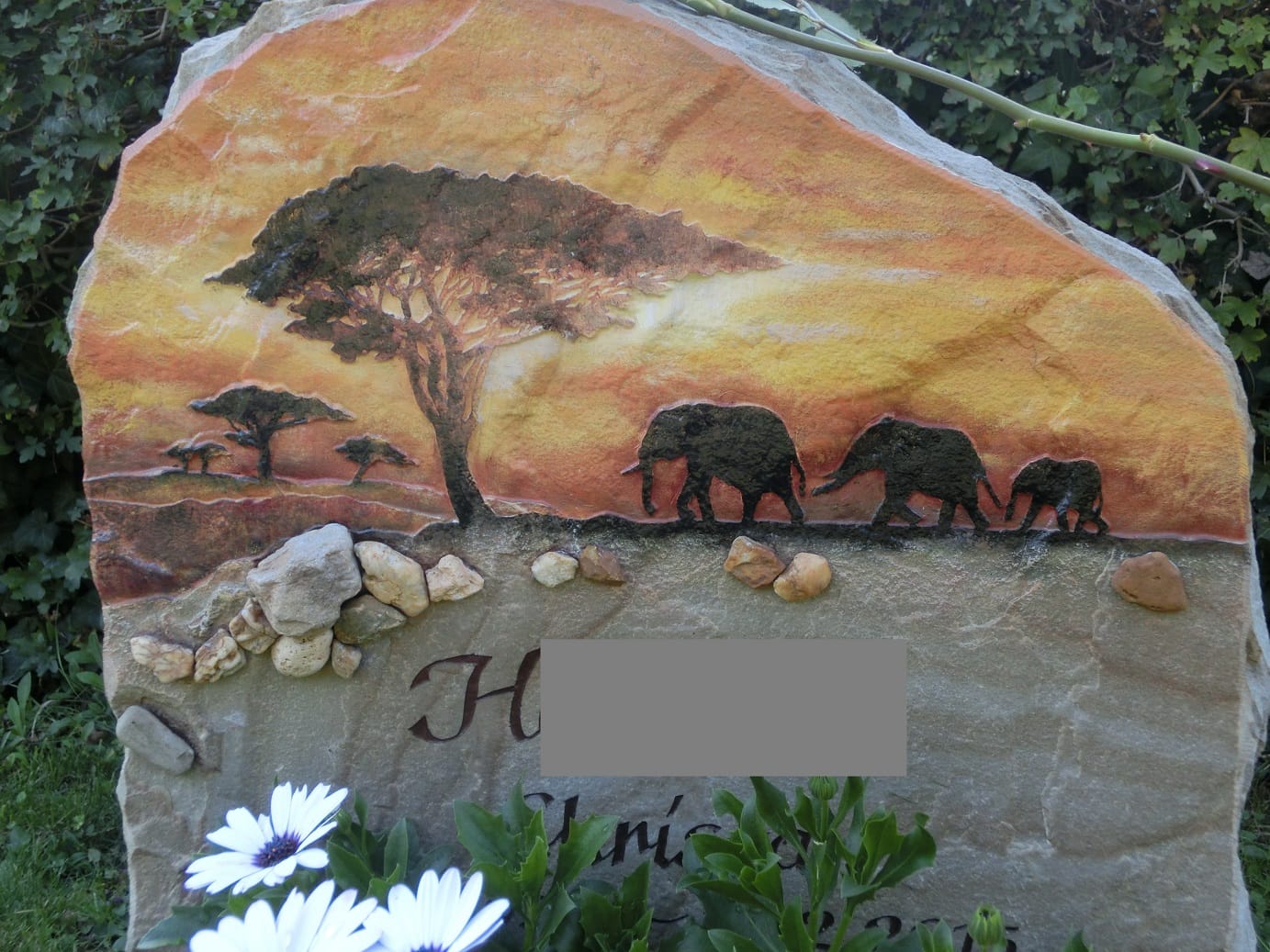 Elefanten-Grabstein: Laut Thorsten Benkel und Matthias Meitzler zählen neben Katzen (Löwen) die Elefanten zu den häufigsten Grabmaltieren.