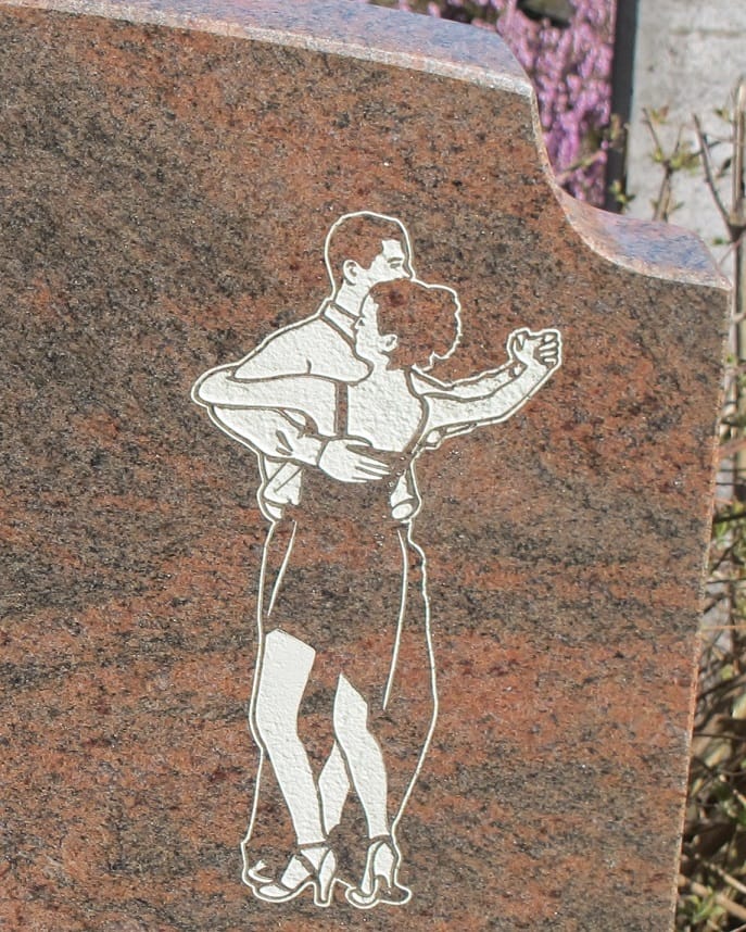 Tanzpaar-Grabstein: Das Motiv kann ein Hinweis auf das Hobby, den Beruf oder die (Tanz-)Leidenschaft des oder der Toten sein.