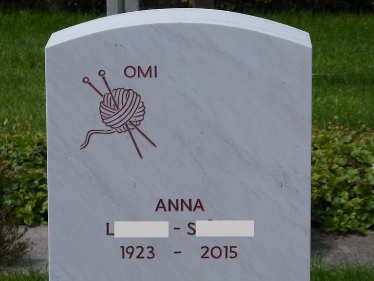 "Omi"-Grabstein: Statt christlicher Symbole wie Kreuz oder Ölzweig haben sich die Angehörigen für persönliche Motive entschieden – Stricknadel und Wollknäuel.